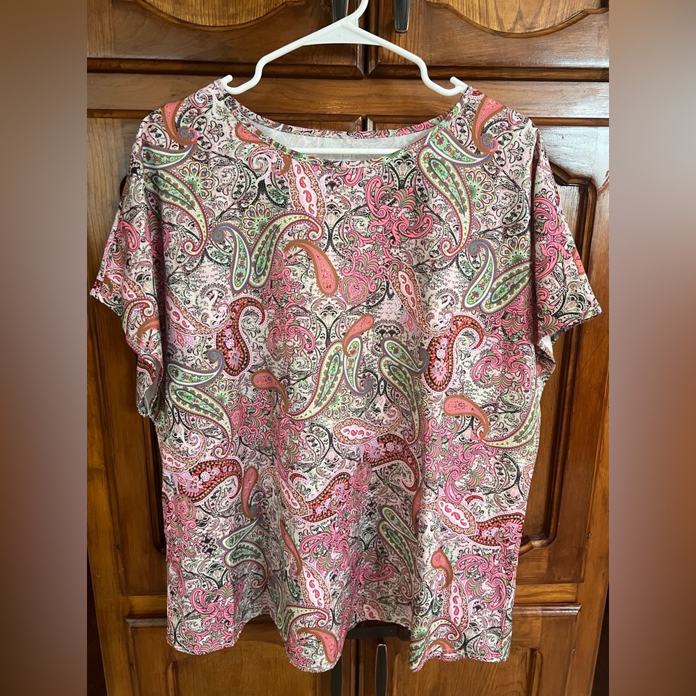 Women’s Pink and Green Paisley Print Short Sleeve Top! Size 1XL.